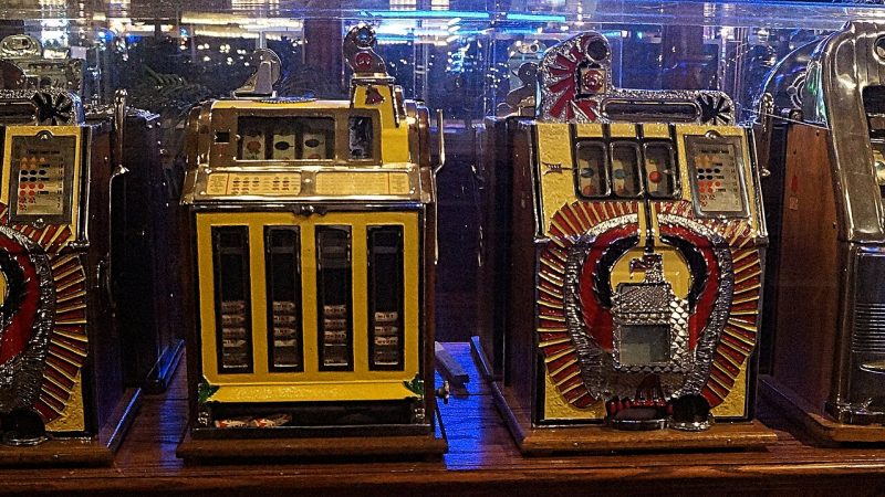 Các máy slot trong khu giải trí